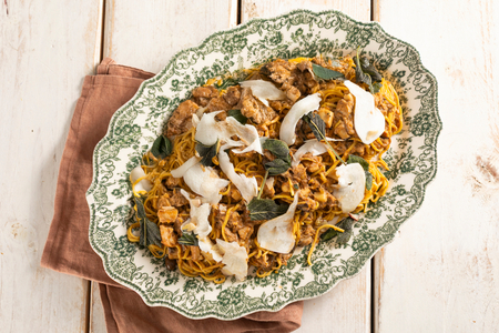 Tagliolini con ragú de conejo y setas