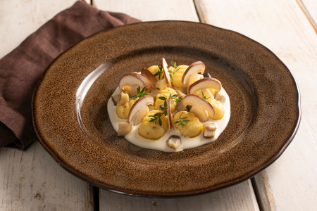 Ñoquis con setas y provola