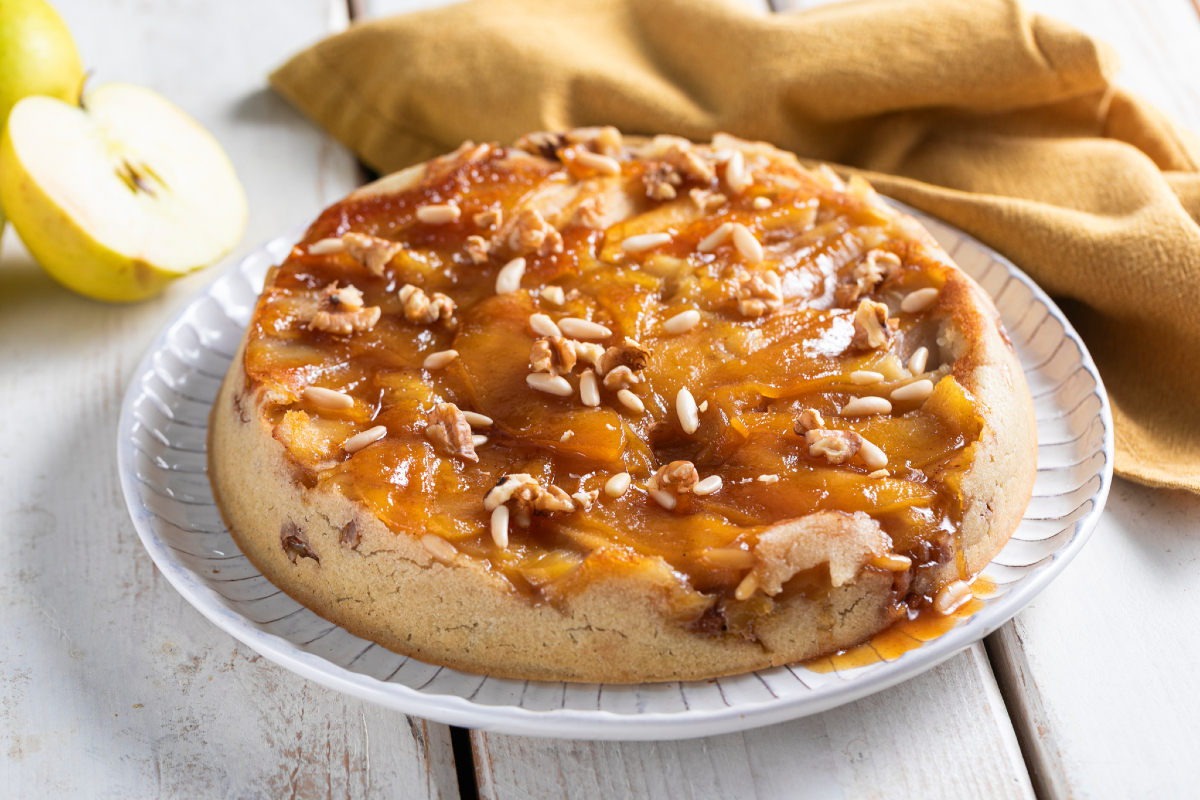 Tarta invertida de manzana vegana