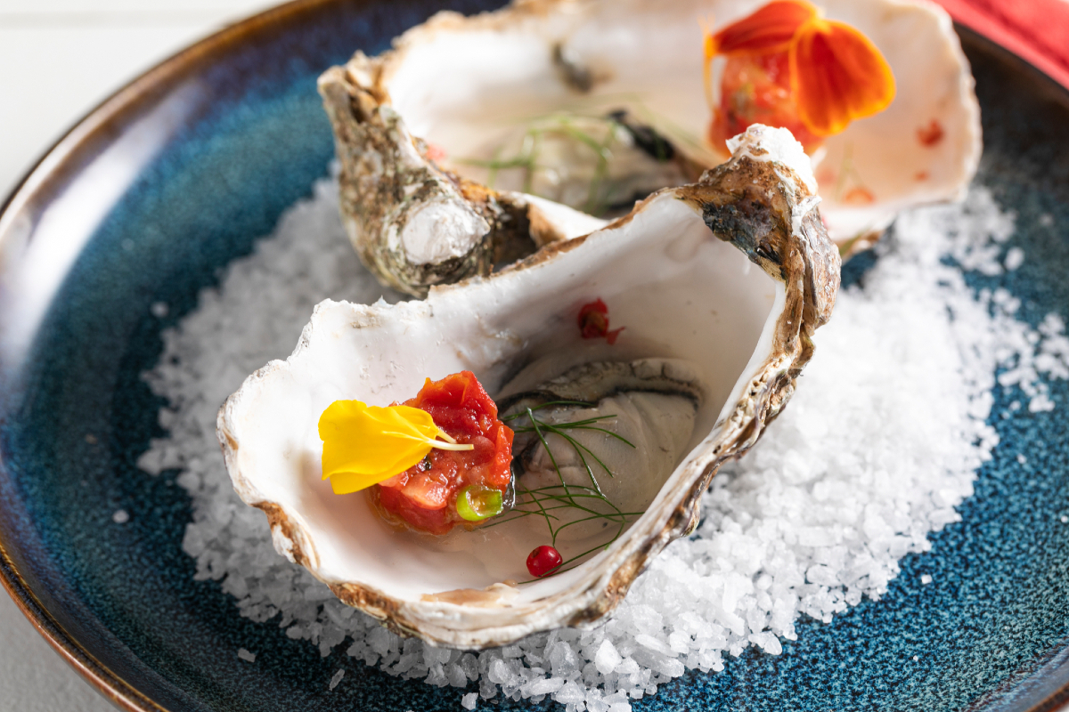 Tartar de tomate en dos texturas con ostras gelée