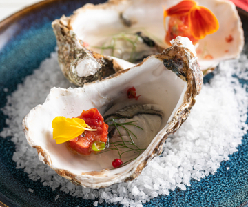 Tartar de tomate en dos texturas con ostras gelée