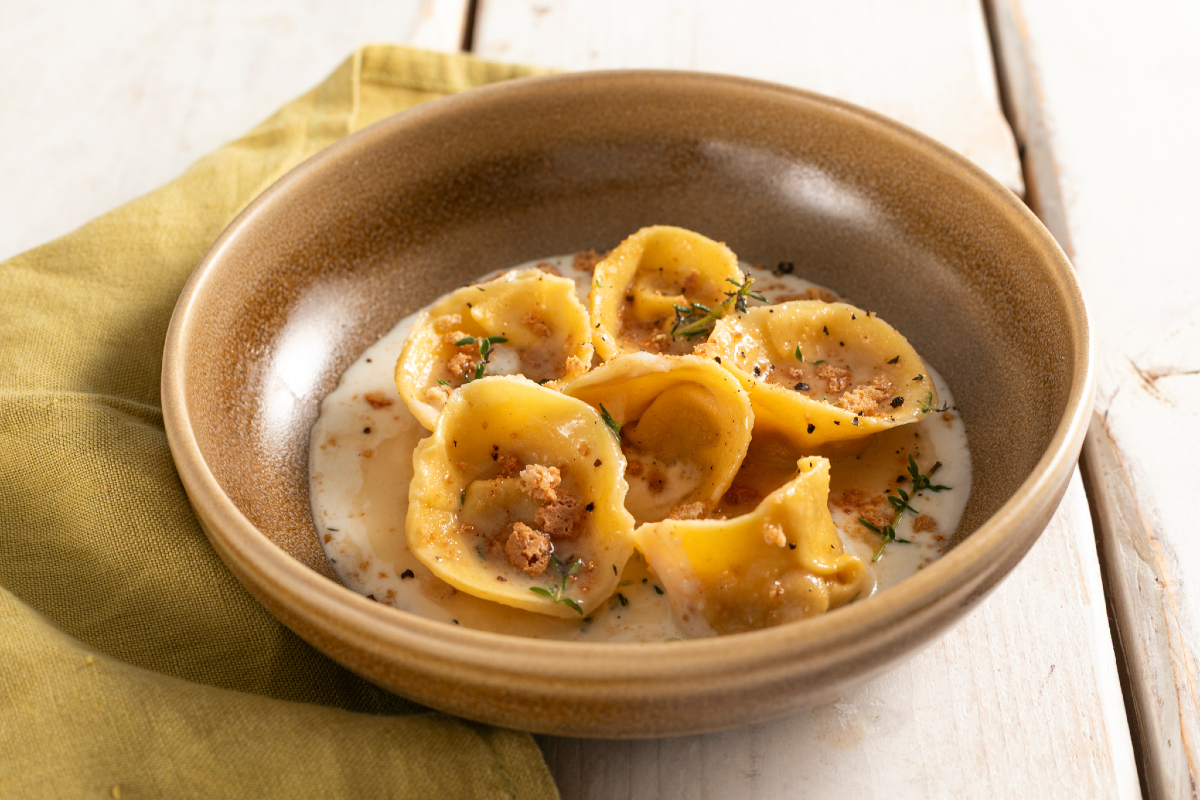 Cappellacci rellenos de calabaza y amaretti sobre fondue de provola