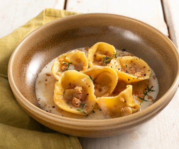 Cappellacci rellenos de calabaza y amaretti sobre fondue de provola