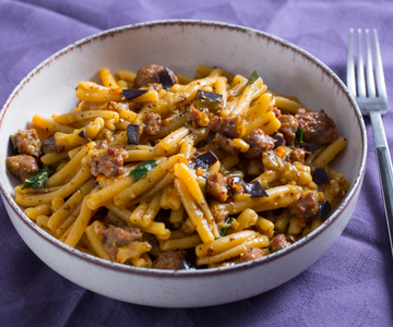 Pasta con berenjenas y salchicha