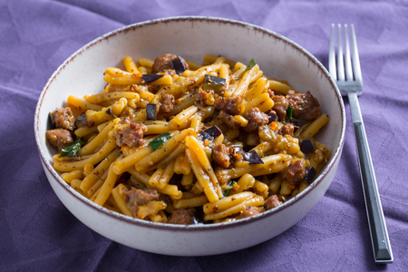 Pasta con berenjenas y salchicha
