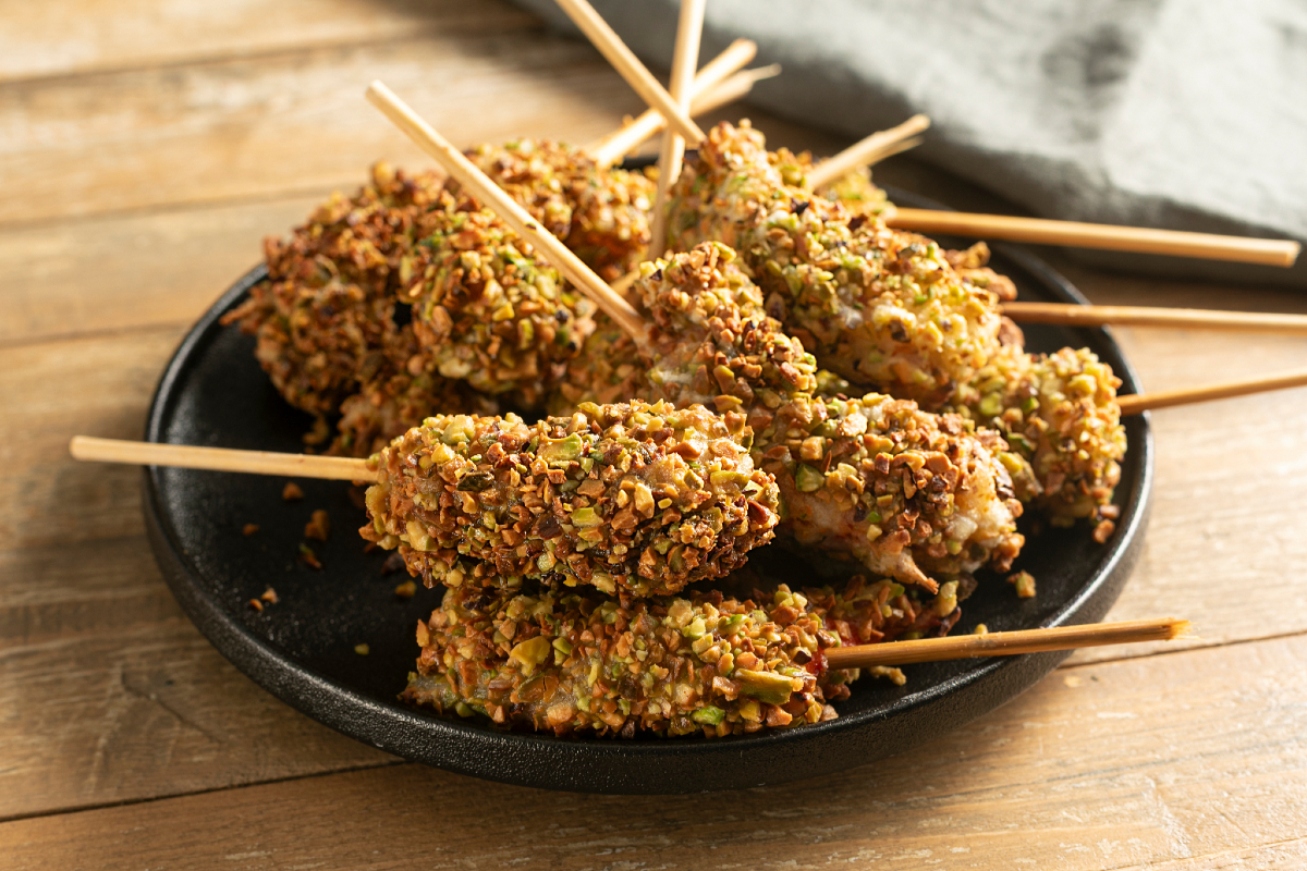 Brochetas de gambas con pistachos