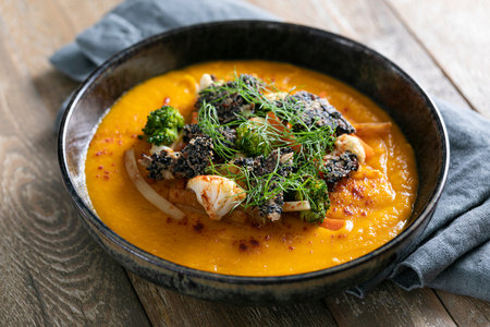 Crema de calabaza asada con verduras crujientes