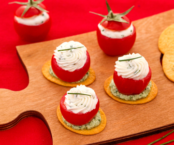 Panecillos con tomatitos rellenos de queso y rúcula