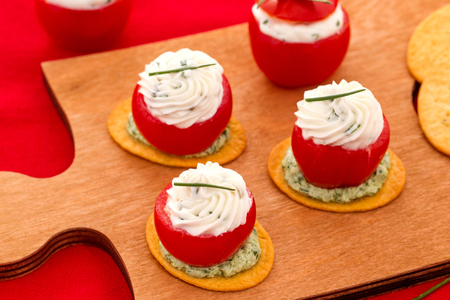 Panecillos con tomatitos rellenos de queso y rúcula