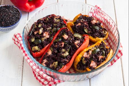 Pimientos rellenos de arroz negro, salmón y calabacines