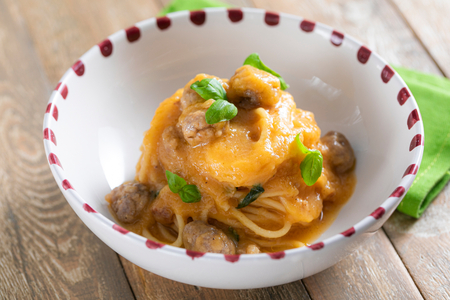 Espaguetis con albóndigas de salchicha y salsa de tomates amarillos
