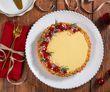Tarta con ganache de chocolate blanco y grosellas