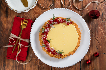 Tarta con ganache de chocolate blanco y grosellas