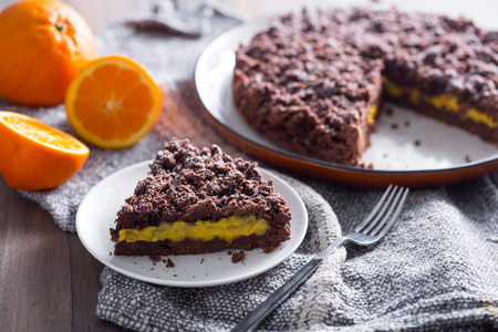 Tarta desmenuzada de chocolate y naranja