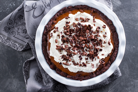 Tarta deliciosa con mousse de chocolate