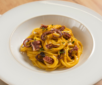 Pasta con crema de calabaza y pulpo