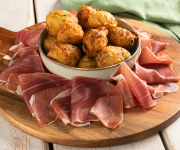 Buñuelos de ricotta y calabacín con jamón serrano
