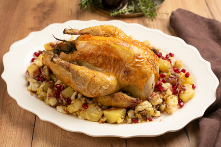 Gallina de Guinea al horno con patatas, coliflor y granada