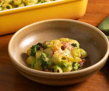 Pasta al horno con brócoli y salchicha