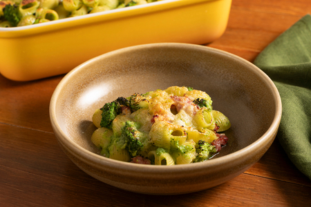 Pasta al horno con brócoli y salchicha