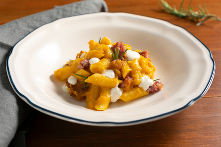 Pasta con calabaza al horno, pasta de salchichón y queso pecorino