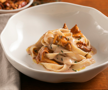 Pasta con crema de alubias y champiñones