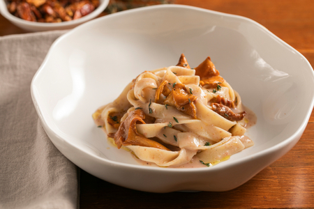 Pasta con crema de alubias y champiñones