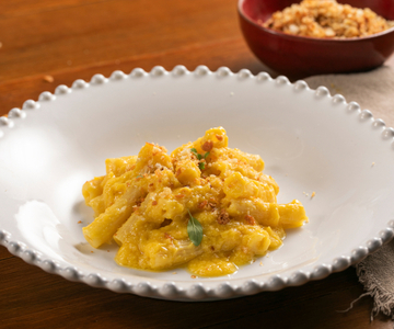 Pasta con coliflor amarillo y azafrán