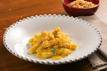Pasta con coliflor amarillo y azafrán