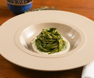 Pasta con col rizada y queso stracchino
