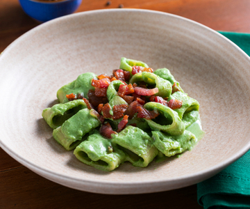 Pasta con crema de brócoli, espinacas y panceta crujiente