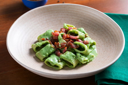 Pasta con crema de brócoli, espinacas y panceta crujiente