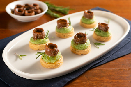 Mini tartas con patatas, brócoli y anchoas