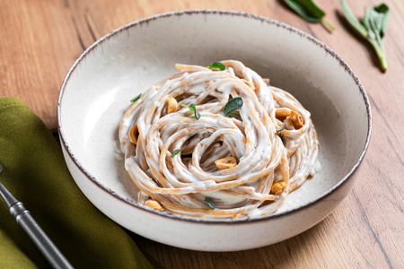 Pasta de avellanas y queso toma