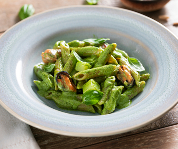 Pasta al pesto con mejillones y patatas