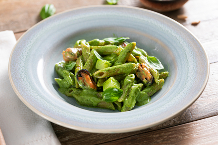 Pasta al pesto con mejillones y patatas