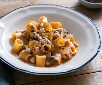 Pasta con salmonetes, alcaparras y ajo negro