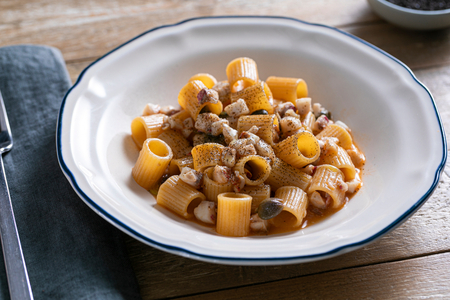 Pasta con salmonetes, alcaparras y ajo negro