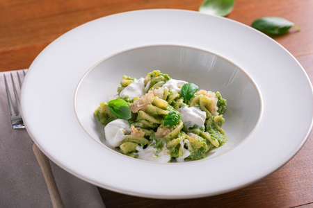 Pasta con pesto de judías verdes, stracciatella y tartar de gambas