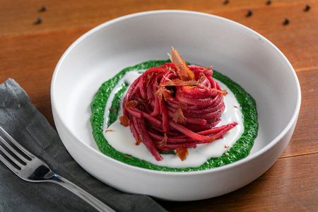 Pasta de remolacha con crema de espinacas y speck