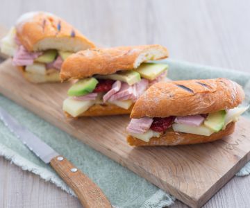 Bocaditos de pan con atún y aguacate