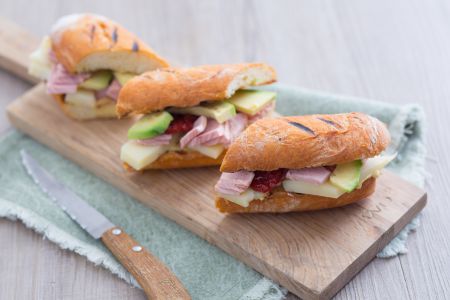 Bocaditos de pan con atún y aguacate