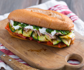 Bocadillo de atún, verduras a la parrilla y stracciatella
