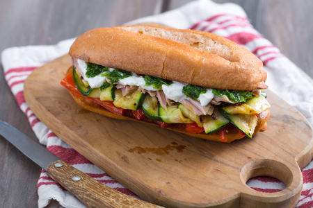 Bocadillo de atún, verduras a la parrilla y stracciatella