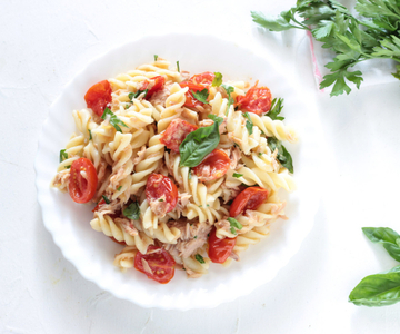 Pasta con atún y tomate cherry