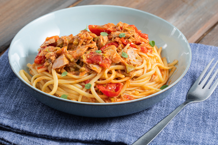 Linguine con atún y tomates cherry