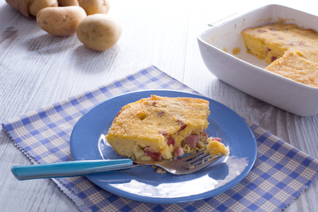 Pastel de patatas con salami