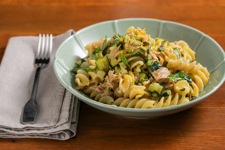 Pasta fría con atún y calabacín