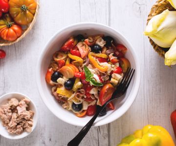 Ensalada con atún, mozzarella y pimientos