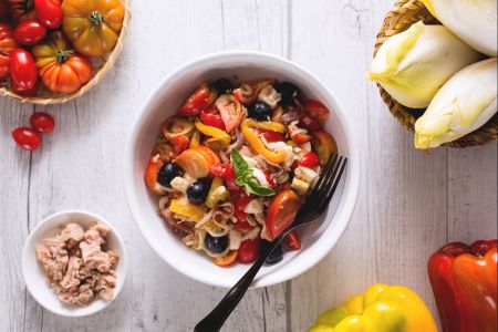 Ensalada con atún, mozzarella y pimientos